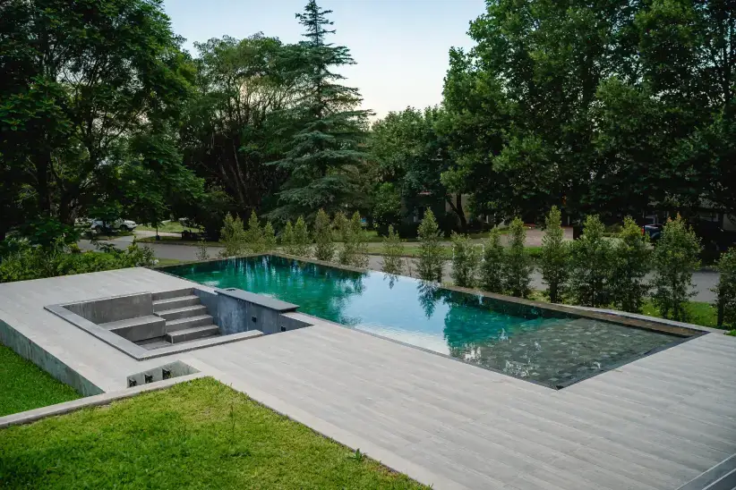 Vista completa de proyecto outdoor con pileta infinity, fogonero y ducha premium en Country Las Yungas, Tucumán — Viejobueno