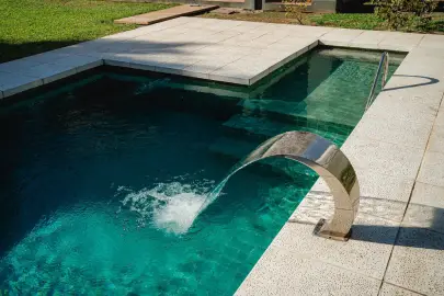 Pileta a medida con cascada y escalera de acero inoxidable Vulcano — Viejobueno Tucumán