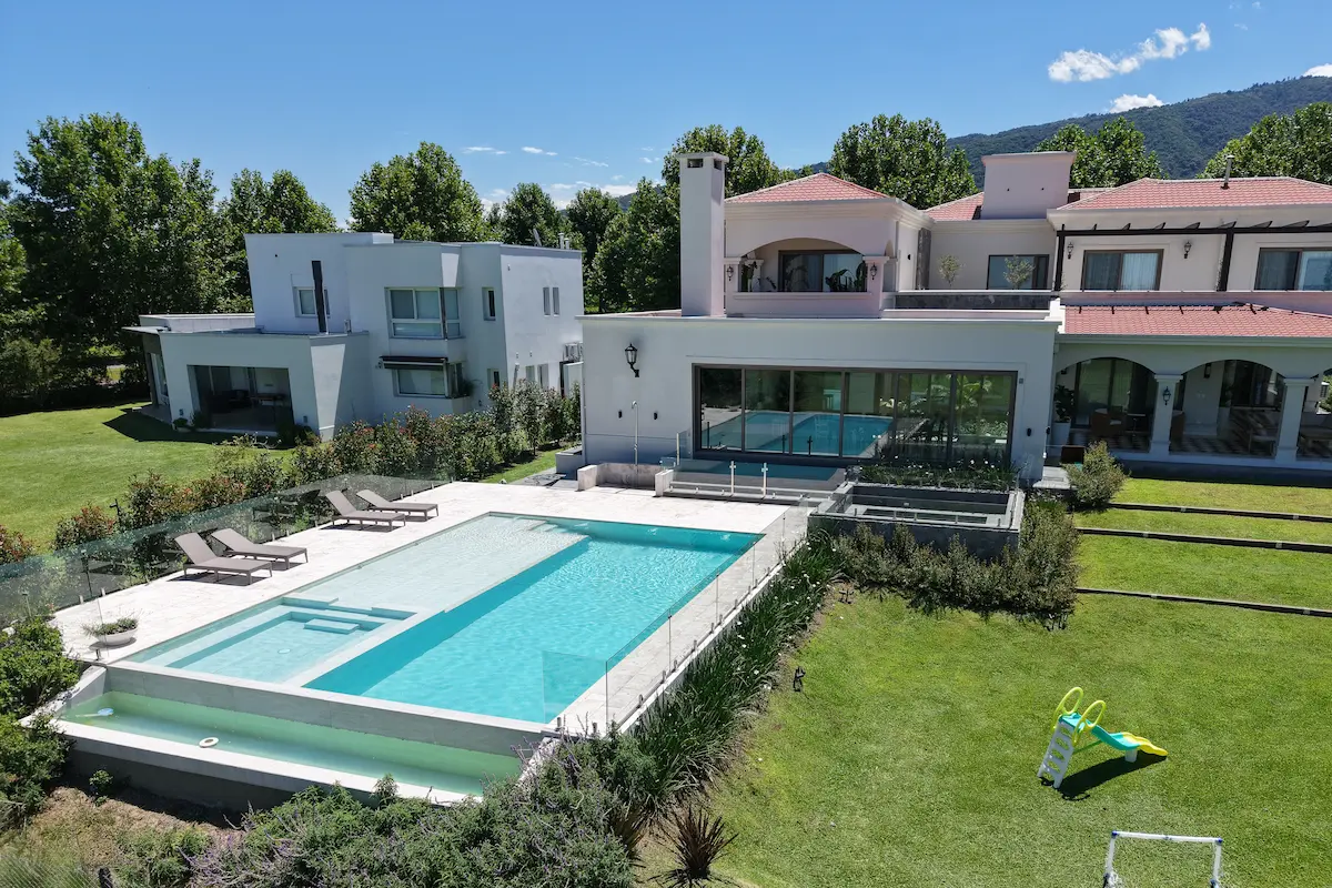 Pileta infinity premium con jacuzzi integrado, bordes travertino y vista a cancha de golf — Country San Pablo, Yerba Buena, Tucumán — Viejobueno